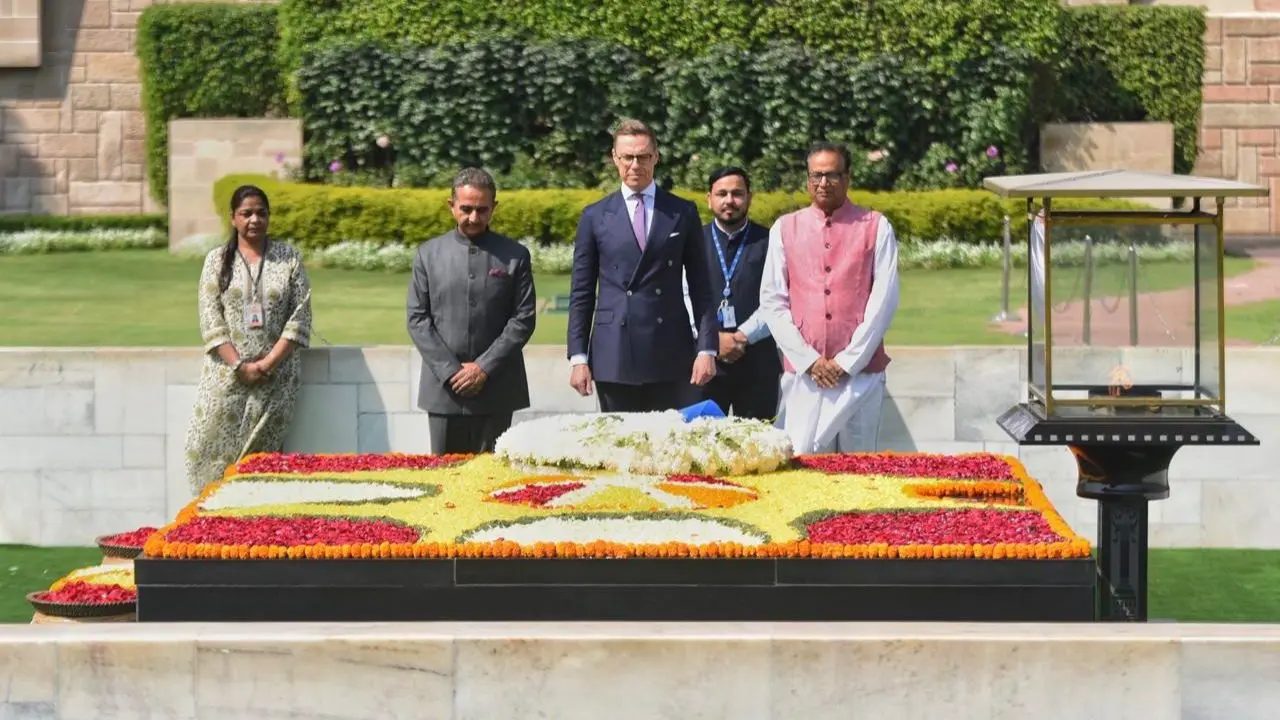 Finnish President pays tribute to Mahatma Gandhi at Rajghat